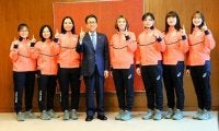 フォルティウスが札幌市長にあいさつ　カーリング女子日本代表