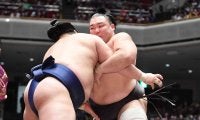 朝乃山　特別な日に勝ち越した！恩師の命日に初めて幕内勝利捧げた　「自分がはい上がる姿を天国から見てほしい」首位と１差