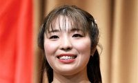 「超可愛い」「女神です」年間女王のオフショットが話題…佐久間朱莉が“強風ディズニー”を満喫