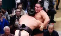 横綱豊昇龍が残り３日間に不安残す　痛恨の４敗目喫した後にサポーターを巻いた左膝を気にする