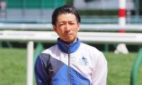 【船橋競馬】内田博幸騎手が落馬…騎乗馬が直線で内ラチへ飛び込み転倒