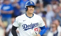 大谷翔平が「もう仕上がっている」　“大物”の隣で目を引く肉体…筋骨隆々で「デカすぎ」