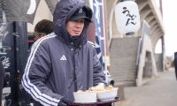 鷹・牧原大成が神対応　気温2度で報道陣＆ファンへ…心も温まる250食、自ら手渡し