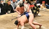 「あたみん」熱海富士が覚醒間近、幕内最重量195キロの圧力で豪快勝利　静岡勢初Ｖへ１差守る