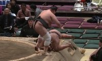 「あー」「おー」館内が“二度”騒然 取組決着でハプニング発生 力士の見事な“受け身”にも注目