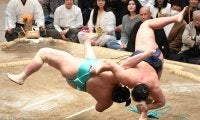 １７８キロの琴桜が吹っ飛ぶ　横綱豊昇龍の豪快な上手投げに場内どよめく