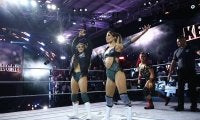 「どっちが技をかけたの？」気鋭の美女レスラー、“一瞬の無駄もない”斬新アクロバティック技に会場騒然