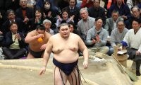 大の里が安青錦吹っ飛ばして４敗死守　わずか２秒７今場所初４連勝に八角理事長「横綱の力みせつけた」