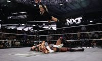 何が起こった？ “元体操”金髪美女レスラー、「史上最高難度」2人まとめて“逆回転・空中殺法”で沈める衝撃技