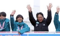 【箱根駅伝】青学大が優勝パレード　原晋監督「今日は皆さま輝いて帰ってください！」　黒田朝日らが手を振る