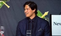 大谷翔平に“珍事”「あくびできないね」　黒スーツで特等席も…ファンそわそわ「気が抜けない」