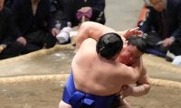 義ノ富士が勝ち越して初の殊勲賞　NHKインタビューでは「最後はカメラ目線！サイコーやん」