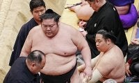 場内騒然…新婚剣翔が相手に背を向け「あああああ」２秒23で敗れて車いす退場…古傷左膝負傷か