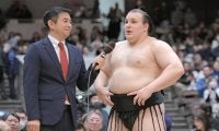 大関の安青錦　優勝インタビューで異例の行動　四方に体を向けて礼　場内が沸く　解説者も感心「２１歳ですよ」