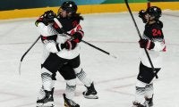 【アイスホッケー】スマイルジャパンが白星発進　第３Ｐに２得点、無人のゴールに流し込む
