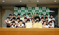 決めた全国V　芦屋ラグビースクールの選手たちが市長に優勝報告