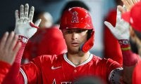 剥き出しの上半身…大谷元相棒が「ムキムキすぎる」　オフでも存在感、日本人も注目