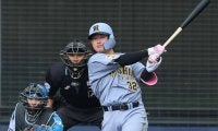 阪神新加入、25歳外野手は「あかん、期待してまう！」初の対外試合でチーム1号放つ「空いてるレフト、行けるんちゃうか？」昨オフ、ヤクルトから現ドラで移籍