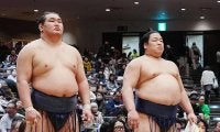 ４強入りの平戸海が敢闘賞　気持ちの入った相撲ぶり評価　師匠の境川親方から表彰される