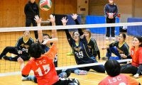 ネット際の攻防　25組熱戦　神戸で冬パラバレーボール選手権