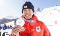堀島選手、銀メダルおめでとう！岐阜県庁に県勢の活躍祝う懸垂幕3本