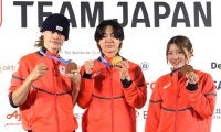 【五輪】スノボＨＰメダリスト戸塚優斗、山田琉聖、小野光希が羽田空港に帰国　到着ロビーのファン約１００人が拍手で迎える