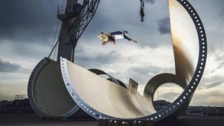 “ライアン・シェクラー”風力タービン工場でスケートボード！