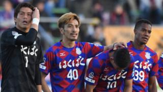 「落ちない甲府」のJ2転落。ファンは日が暮れても選手に寄り添った