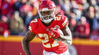 パスより走れ。今季スーパーボウル進出のカギを握る「怪物RB」たち