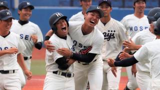 4年生が9回裏に執念を見せる！最後は代打・吉岡が『勝負強さ』を発揮するサヨナラの一打を放ち、宿敵明大から先勝！　/東京六大学野球秋季リーグ戦 第2週 明大2回戦