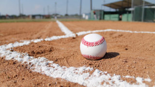 吉田輝星がキャンプ地・沖縄に到着、ファン大歓声