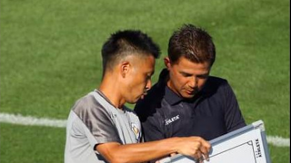 永井秀樹の考えをポルトガル語で「超訳」。再建を支える異色のコーチ