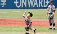 神宮が大拍手に包まれた始球式　13歳の慶大野球部員がチームにもたらした相乗効果