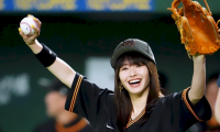 「ビジュ爆発🔥」山本舞香、美し過ぎる😵始球式にネット驚愕⁉️