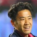【Ｃ大阪】「カズの前だとサッカー少年シンジの顔に」香川真司が三浦知良と盆栽バックに笑顔