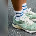 “色ありニューバランス”で夏の装いを華やかに！“脱・無難”に成功した洒落者たちをスナップ