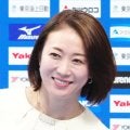 「なんですか！この美女お二人は」黒ワンピース姿の田中雅美さんが後輩メダリストスイマーと再会