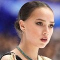 アリーナ・ザギトワ　胸元大胆露出の白ミニスカウエアでフィットネスイベント参加の場所は…