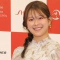 「もうアイドル枠」「あら！お綺麗で」とＳＮＳ「初恋の味」の誕生日をワンピース姿の女子ゴルファーが紹介　お気に入りのバッグ手に