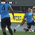 「長谷部さんも怒ってたぞ」鈴木優磨が後方からハードタックル炸裂→川崎F指揮官が主審に\