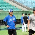 巨人・小林のもとへ　中日選手が続々とあいさつ　佐藤龍世は坂本勇人と交流
