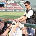 阪神　グラウンドを引き揚げる阪神・大竹にサインを求めるファンの熱量、熱気がハンパない
