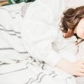 寝スマホは危険！？寝る１時間前のおすすめ行動