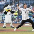 【ロッテ】OB小林雅英氏が始球式　速球を披露し「初球であれくらい投げられたら85点くらい」