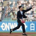 【ヤクルト】久古健太郎氏がスーツ姿でファーストピッチ　高めに抜け「いつも通り。持ち味が…」