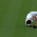 一体何があった！？エンゼルス菊池雄星がマウンド上で派手にすってんころりん！捕球できずにガックリ顔