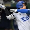 大谷翔平　最速１０２マイルをカットで手がしびれた仕草　懸命に粘るも空振り三振　注目新人に軍配で敵地が大歓声