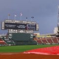 【阪神】にわか雨で試合開始20分遅れる　グラウンドにシート　選手はロッカールームで準備