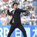 ヤクルト青木ＧＭ補佐　“デキる男”オーラ漂うスーツ姿で始球式　ＤｅＮＡ選手も拍手