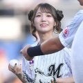 ロッテファン公言の人気アイドルがキュートにＦピッチ　ツインお団子ヘア、白のミニスカ姿でノーバンならずも笑顔で魅了